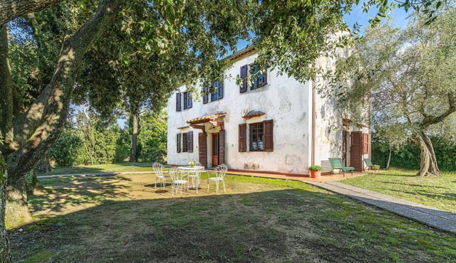Spacious country house, partially furnished with antique furniture, offering a friendly and welcomin