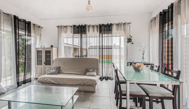 Spend a relaxing vacation in this beautiful and bright apartment in Cadolive.