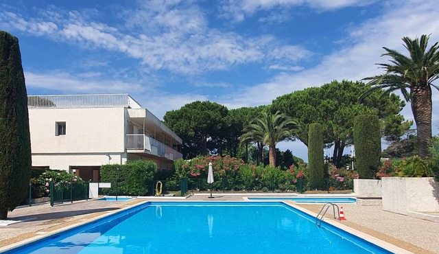 St Tropez Unique crashpad with pool, private garden, sleeps 4 - 1 bed apartment.