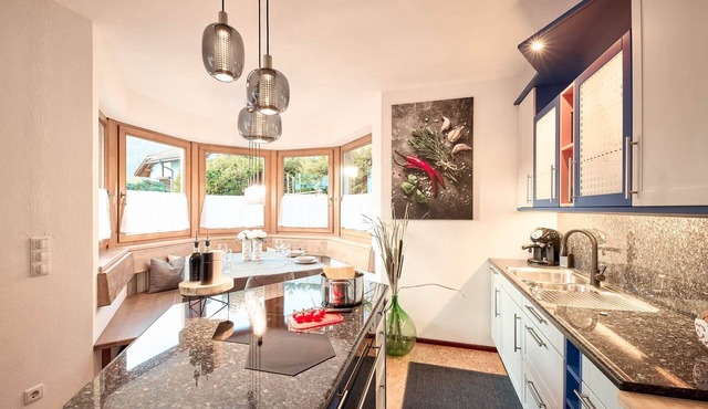 Stadtnestl Apartment Sterzing: Alpine-modern with garden, fireplace & parking