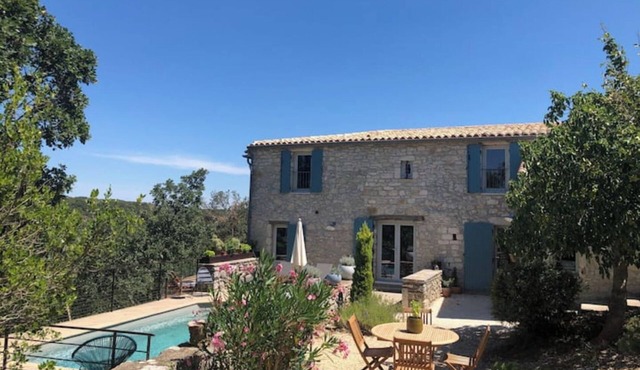 Stone house with private pool overlooking the valley