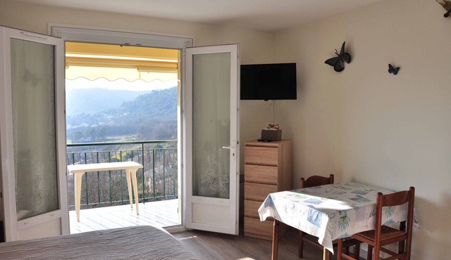 Studio Apartment 'À Louer Gréoux' with Private Terrace, Balcony and Wi-Fi