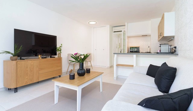 Studio apartment in Cannes with parking and a terrace, 10 minutes from La Croisette
