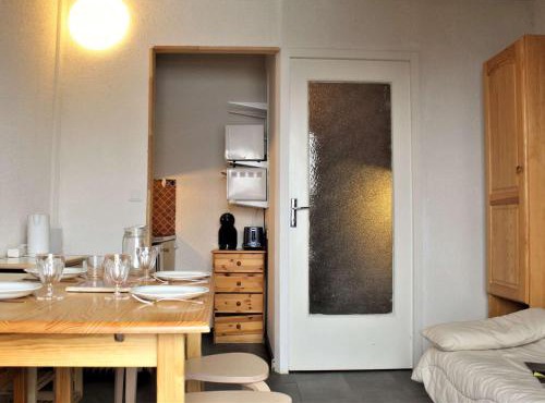 Studio cabine au pied des pistes, 4 couchages, plein centre, balcon exposé Ouest, parking proche - FR-1-330-554