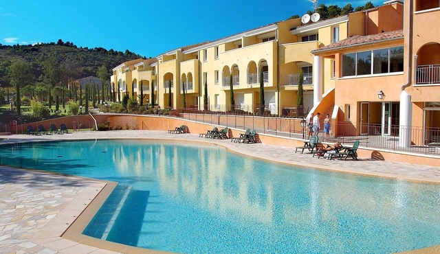 Studio Equipé | Accès Bains à Remous + 3 piscines!