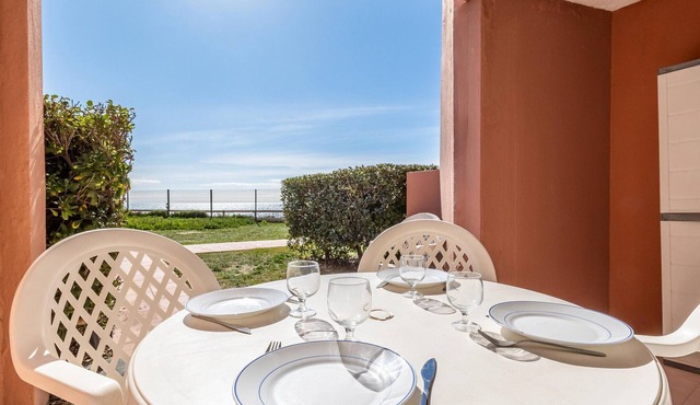 Studio for 4 with terrace, beach access, and private parking
