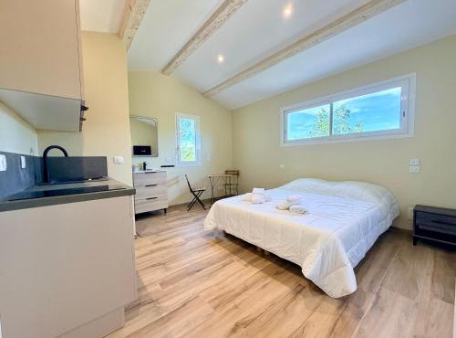 Studio indépendant dans la verdure