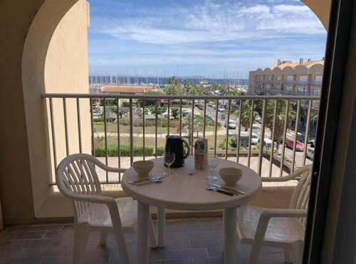 Studio rénové avec loggia, WIFI et parking privé à Hyères Port - FR-1-335-131