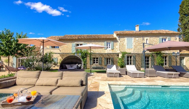 Stunning private villa for 11 people with private pool, WIFI, TV, terrace and pets allowed