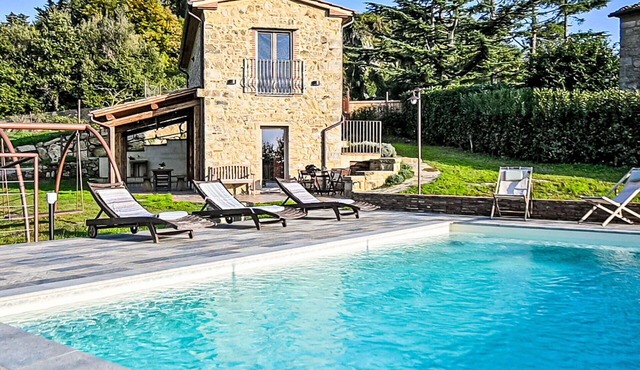 Stunning private villa for 6 people with A/C, private pool, WIFI, TV, patio and panoramic view