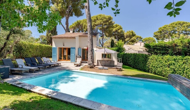 Stylish, Contemporary Villa heated pool, 10 mins walk to Beach