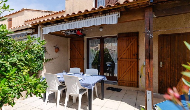 Sunny 2BR Pavilion with Terrace, Pool Access & Parking - Near Beach