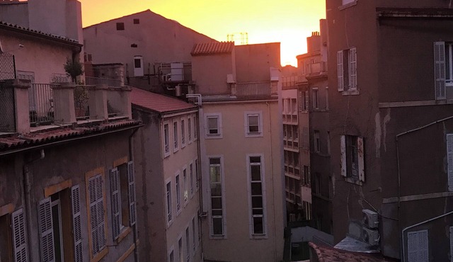 Sunny apartment near the sea