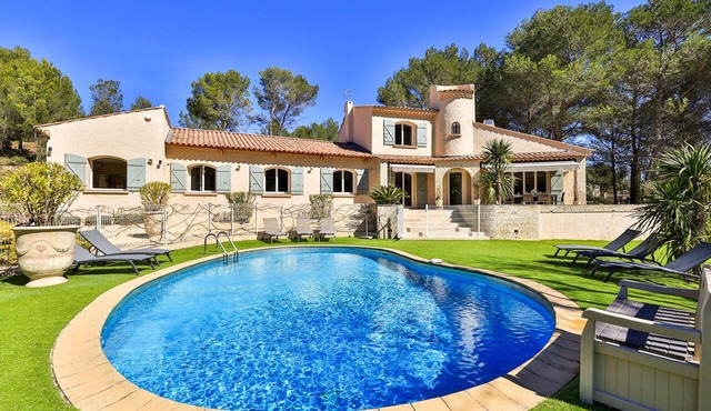 Superb 4-star villa with swimming pool 10 minutes from Aix en Provence