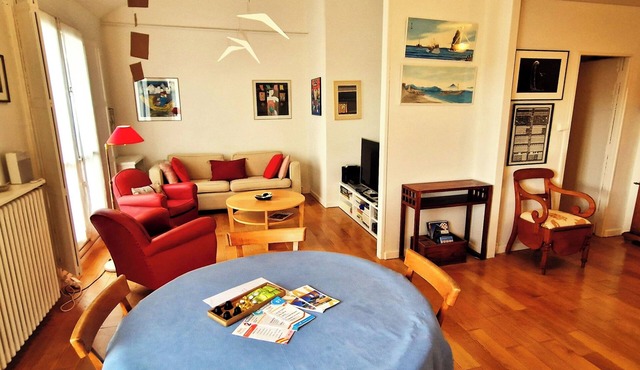 Superb, bright, walk-through apartment 10m from town centre-Free parking-4