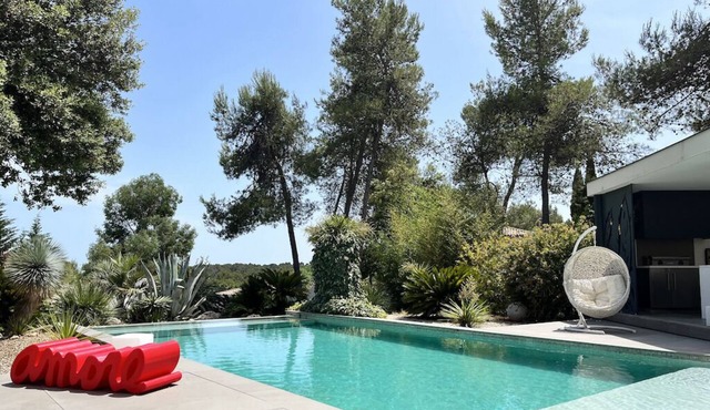 Superb villa with swimming pool, spa, games room, gym,
