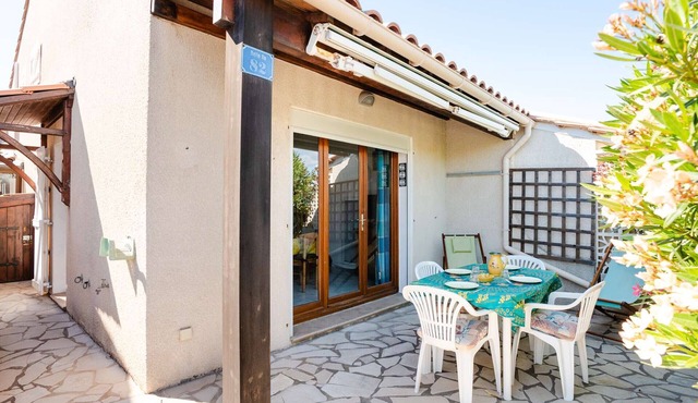 T2 Pavilion with Loft and Private Parking in Gruissan