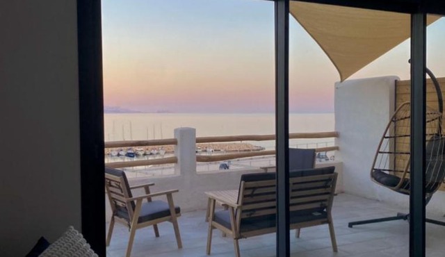 T2 vue sur le port jacuzzi terrasse et parking