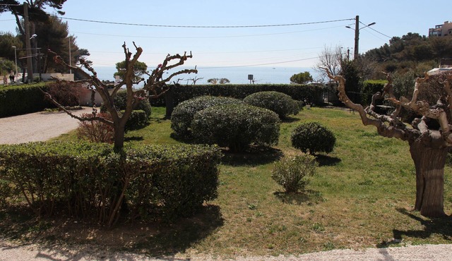 T3 of 50 m ² and balcony of 20 m ² orientated in the south, with sight on the Mediterranean