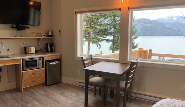 "The Lodge on Harrison Lake" Guest Suite 4 Wheelchair Accessible