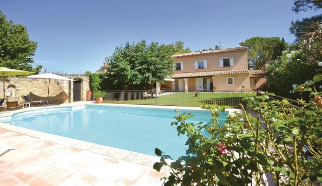 This magnificent villa with private pool awaits you on a large and enclosed plot on the outskirts of
