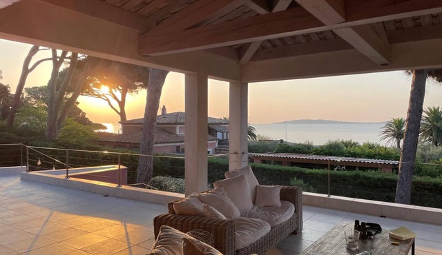 Très belle villa. Vue magnifique sur le Golfe de Saint Tropez à 50 m de la mer