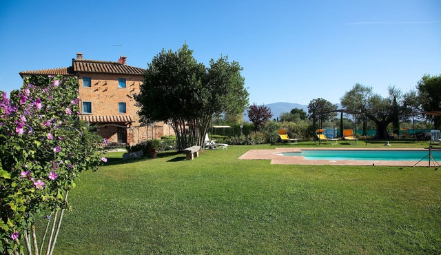 Traditional Tuscan manor in the countryside with private pool, BBQ, pizza oven