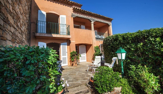 Tranquil, beautiful ground floor apartment with terrace and sea view