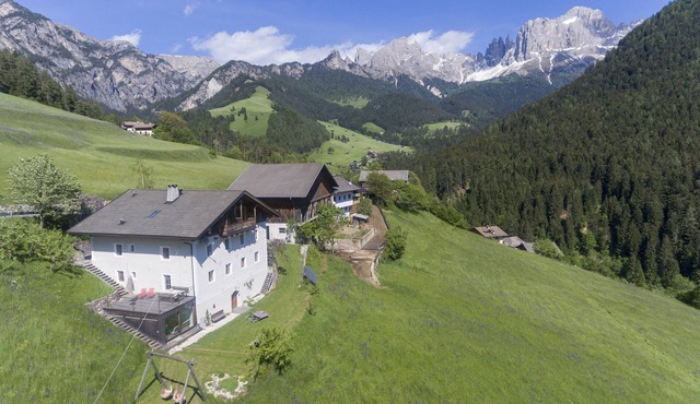Tschogerhof – a spacious and charming holiday apartment in the Dolomites