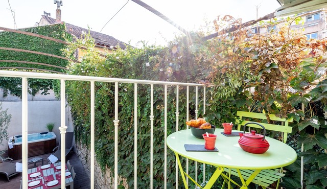 UNIQUE IN THE CITY CENTER: WARM TOWNHOUSE WITH PRIVATE PATIO AND JACUZZI