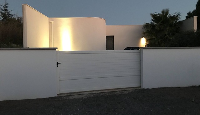 Unique Modern Villa in Marseillan, private heated pool, 4 double bedrooms and AC