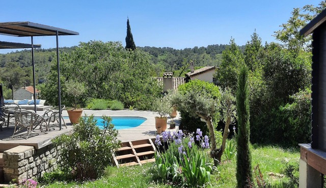 Uzès on foot. house for 6 persons in a green setting with breathtaking views!
