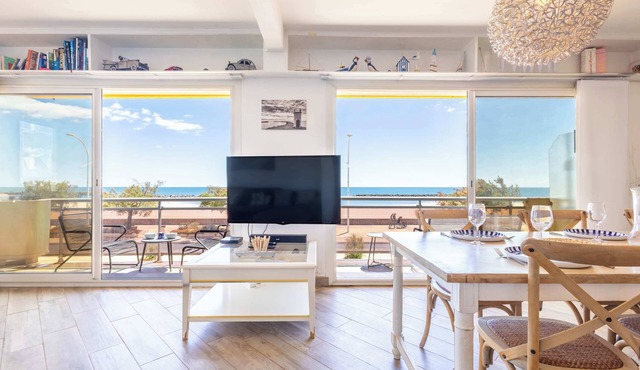 Valras-Plage Beachfront Apartment: Sea Views & Balcony!
