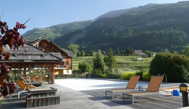 Very nice apartment, on the slopes, with pool and sauna