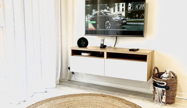 Very nice studio downtown, 100 m beach and close any trade, station casino