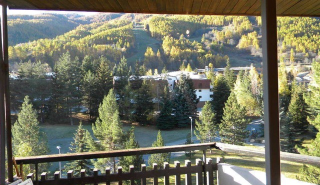 Very well renovated apartment on 4th floor (asc), large south-facing bay window.