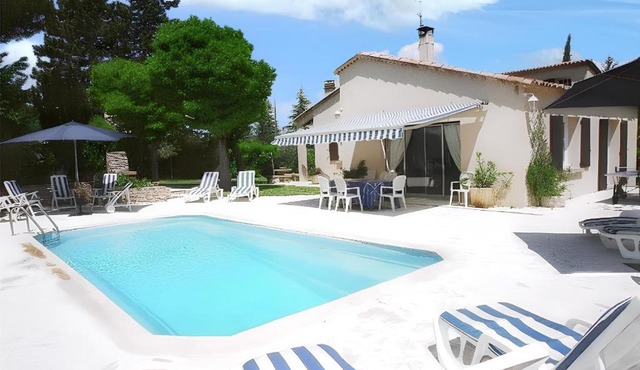Villa élégante à Céreste avec piscine privée et jacuzzi