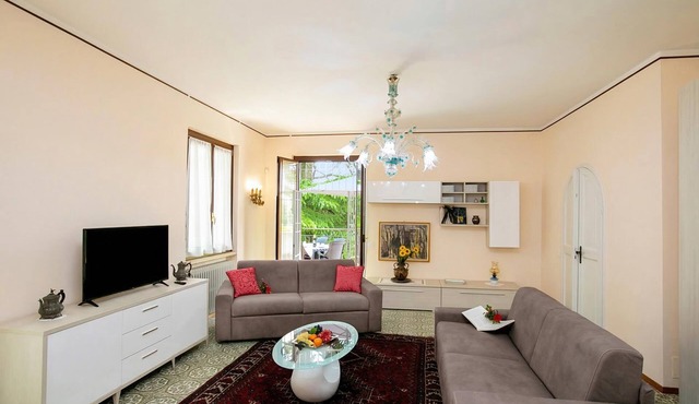 Villa Alberti Apt Emma 900m from Garda lake w/Garden, Salò, Italy