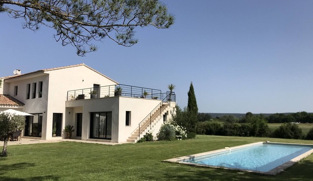 Villa, and swimming pool, in the countryside near the historic center of Aix en Provence
