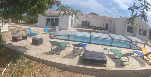 Villa avec piscine au milieu des champs