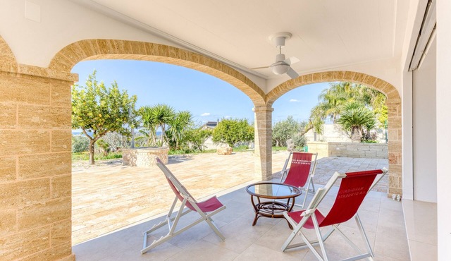 Villa Bianca Apartment 2 with Sea View, Wi-Fi and Air Conditioning