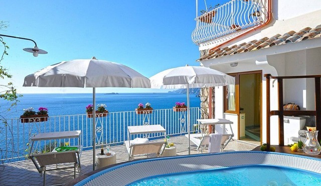 Villa Carilla A: An elegant apartment which faces the sun and the sea, with Free WI-FI.