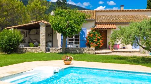 Villa Charmante à Pompignan avec Piscine et Jardin
