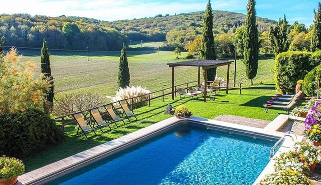 Villa Ebe: An elegant and welcoming two-story villa in the characteristic style of the Tuscan countryside, with Free WI-FI.