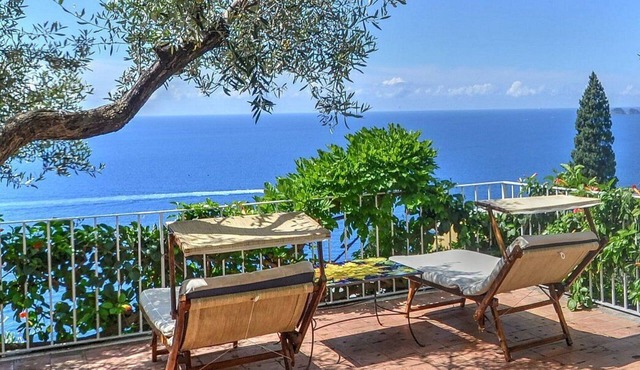 Villa Ermelinda: A splendid and luminous three-story villa situated in a quiet location, a few minutes from the town center, with Free WI-FI.