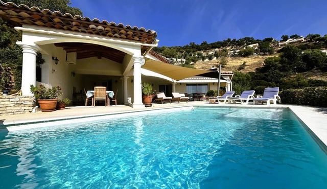 Villa for 6 people with pool and sea view in the Valcros domain in La Londe les Maures