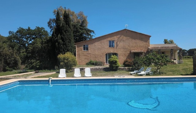 Villa for 8 people, 4 bedrooms, air-conditioned with swimming pool, quiet location