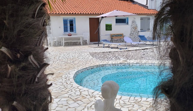 Villa Jolanda bed and breakfast relaxing in the pool