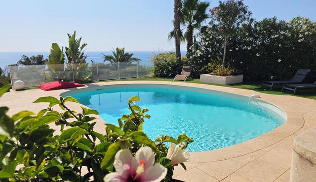 Villa near the beach for 8-9 people, air con, pool, secure private estate
