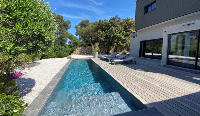 Villa overlooking the garrigue with swimming pool near the center of Nimes.